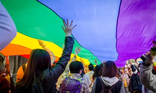 Steagul curcubeu dispărut în Hong Kong: controlul social al Chinei se extinde