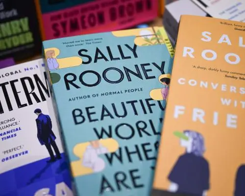 Cărțile lui Sally Rooney se epuizează în UK după interdicția Palestine Action